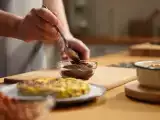 Articoli: Menu vegetariano, 22 luglio: un viaggio tra sapori con baba ganoush, frittata di fiori di zucca e tiramisù brownie