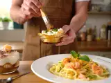 Articoli: Menu del giorno, 27 luglio: feta saganaki al forno, paccheri cremosi e tiramisù Raffaello