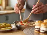 Articoli: Menu vegetariano, 25 luglio: patate hasselback, risotto della nonna e tiramisù di sfoglia