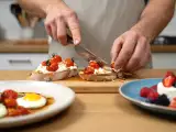 Articoli: Menu vegetariano, 31 luglio: un viaggio di sapori tra tuorli marinati, bruschette e dolce ricotta