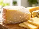 Articoli: Non avvolgere il formaggio nella pellicola quando fa caldo: l'errore si nota subito, ecco perché