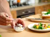 Articoli: Menu del giorno, 12 agosto: crema di surimi, insalata di gamberetti e mango, e mojito cheesecake