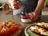 Articoli: Menu del giorno, 13 agosto: zuppa fredda, melanzane ripiene e panna cotta ai frutti di bosco