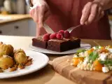 Articoli: Menu vegetariano, 20 agosto: polpette di tofu, insalata estiva e brownies vegan ai lamponi