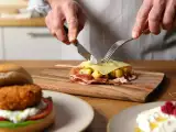 Articoli: Menu del giorno, 19 agosto: millefoglie di grano saraceno, hamburger di pollo e gelato ai lamponi