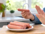 Articoli: Mangiare würstel crudi 'al volo': perché quel morso frettoloso può seriamente rovinarti la giornata