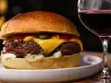 Articoli: Vino e cheeseburger: abbinamenti che funzionano davvero e perché alcuni sapori si esaltano a vicenda