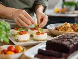Articoli: Menu del giorno, 1 settembre: cheesecake salata, calamari ripieni e plumcake vegano