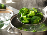 Articoli: Come cuocere i broccoli per mantenere il verde brillante e ottenere consistenza leggermente croccante
