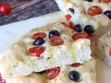 Articoli: Questa focaccia alta con pomodorini e olive conquista già dal profumo: la ricetta da provare
