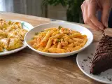 Articoli: Menù del giorno, 3 ottobre: fagottini di salsiccia, penne alla garibaldina e torta al cioccolato