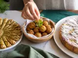 Articoli: Menu vegetariano, 2 ottobre: un viaggio tra sapori con sole di sfoglia, falafel e torta di mele