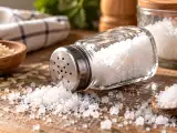 Articoli: Sale pieno di grumi? Il trucco semplice per farlo scorrere di nuovo
