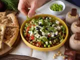 Articoli: Menu vegetariano, 10 ottobre: un viaggio tra focacce profumate, insalate colorate e dessert golosi