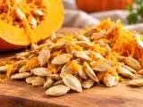 Articoli: Semi di zucca, non buttarli: come prepararli in pochi minuti e trasformarli in uno snack croccante e sfizioso