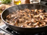 Articoli: Funghi pieni d’acqua in padella e dalla consistenza molle? L’errore più comune durante la cottura e il trucco per farli restare saporiti e ben rosolati