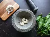 Articoli: Mortaio o frullatore? il vecchio metodo che cambia davvero sapore alle ricette