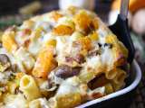 Articoli: Questa pasta al forno unisce cremosità e profumo d’autunno, portando in tavola i sapori di stagione