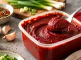 Articoli: Hai aperto il gochujang? Ecco quanto dura e gli errori da evitare per conservarlo correttamente