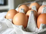 Articoli: Allerta Salmonella, richiamate uova biologiche: i marchi coinvolti e i 17 lotti da controllare