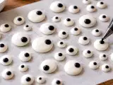 Articoli: Dolcetto o scherzetto? Ecco come preparare in casa gli occhietti di zucchero per Halloween
