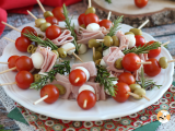 Articoli: Corona navideña con brochetas ¡El aperitivo festivo de último minuto que necesitabas!