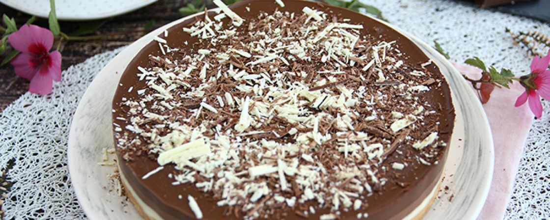 Prepara anche tu la nostra deliziosa torta ai 3 cioccolati!