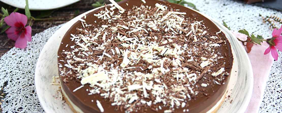 Prepara anche tu la nostra deliziosa torta ai 3 cioccolati!