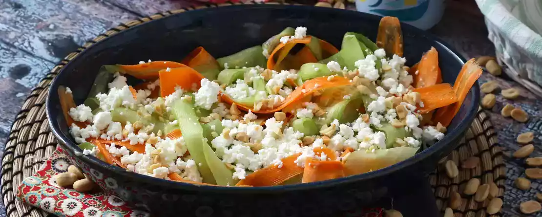 Insalata con feta, cetrioli e carote
