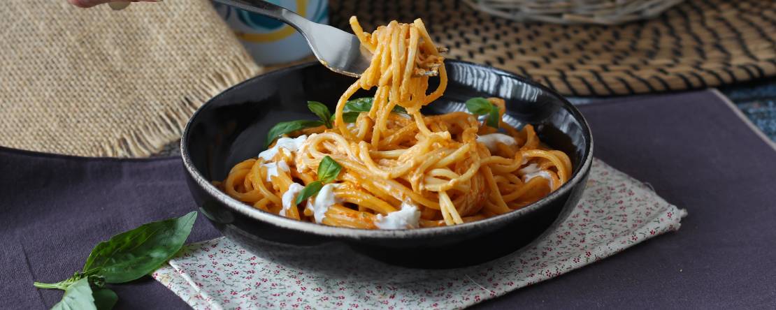Pasta cremosa con burrata e pomodorini