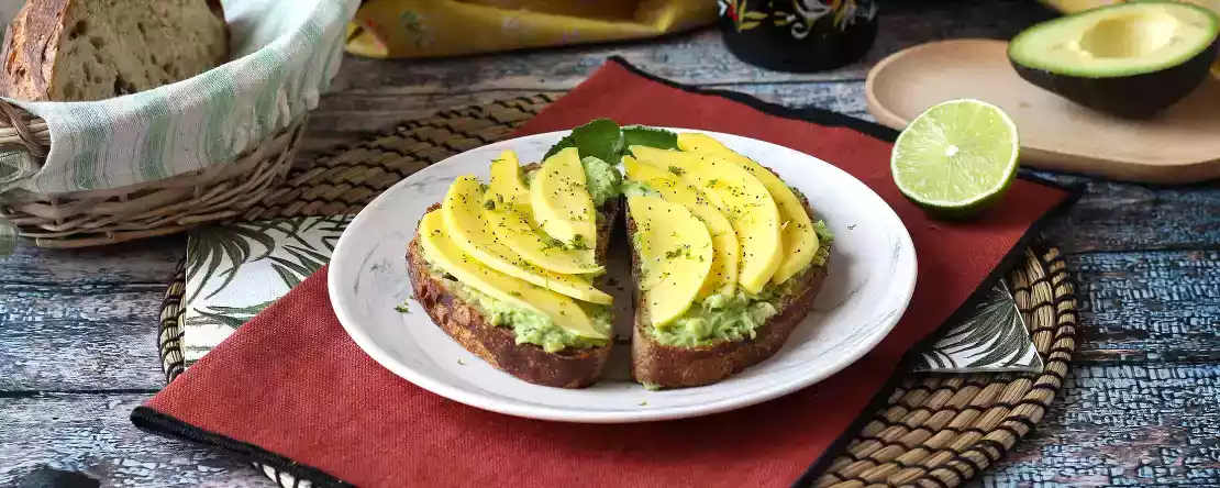 Avocado Toast Tropicale: il mix perfetto con mango e lime