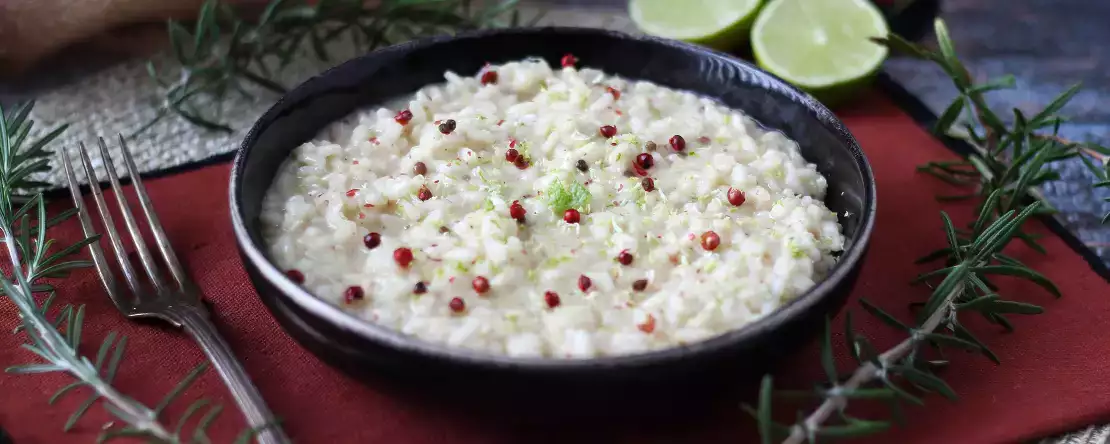 Lime e pepe rosa: il risotto elegante e facilissimo da preparare