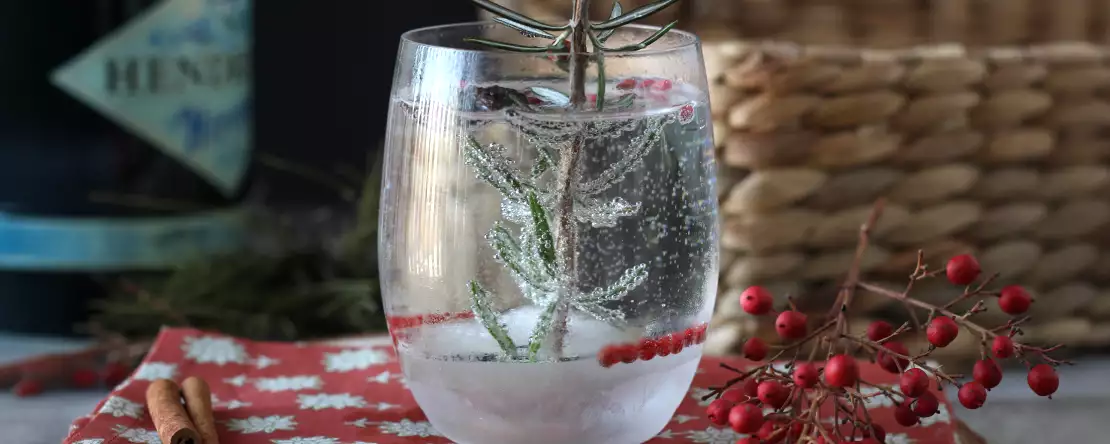 Un sorso di festa: aromi delicati e un alberello innevato che trasforma ogni brindisi in magia