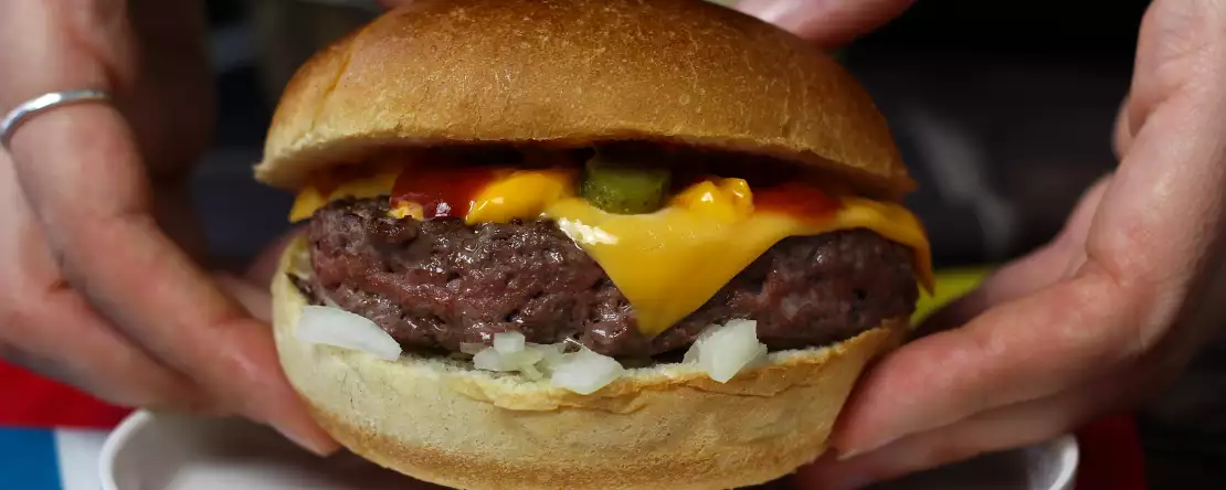 Cheeseburger perfetto: la ricetta facile per preparare in casa l’hamburger più famoso al mondo