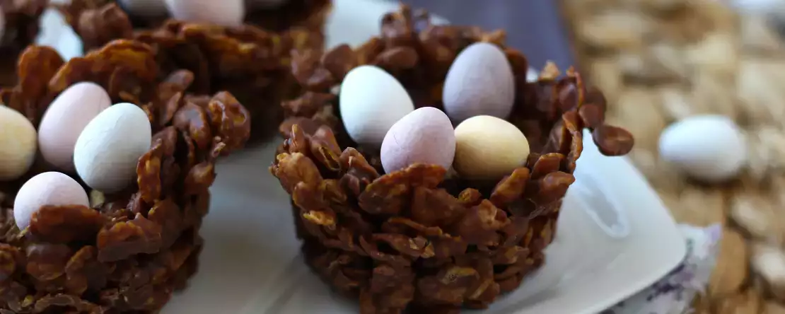 Nidi di pasqua al cioccolato con cornflakes croccanti