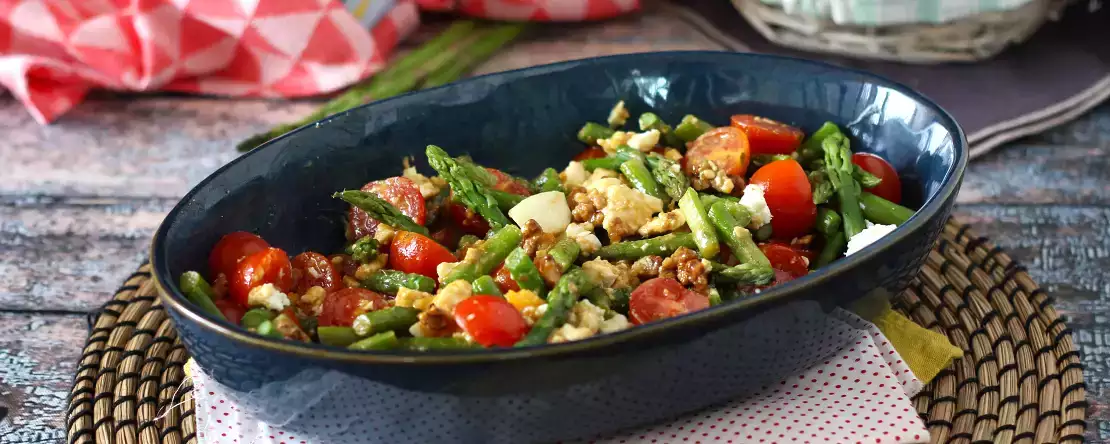 Insalata di asparagi, feta e noci: leggera e gustosa