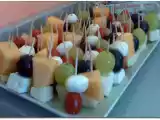 Ricetta Spiedini di frutta e formaggio.