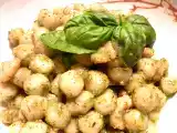 Ricetta Chicche di patate agli spinaci con pesto e gamberetti
