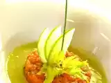 Ricetta Tartare di salmone con zuppa fredda di sedano mela e limone