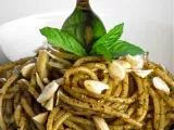 Ricetta Spaghetti al pesto di menta e mandorle