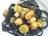 Ricetta Spaghetti neri con cozze e salmone