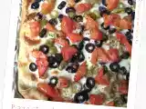 Ricetta Pizza allo stracchino, olive verdi&nere, pomodori e origano