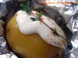 Ricetta Baked potatoes con salsa alla crème fraîche ed erbe