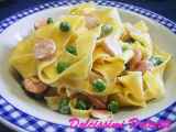 Ricetta Pappardelle colorate con piselli e wurstel