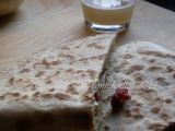 Ricetta Il crescione di piadina con salsiccia e cipolle