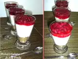 Ricetta Mousse di ricotta in bicchiere con base biscottata e sciroppo di ribes
