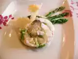 Ricetta Tartare di ombrina agli asparagi con scaglie di cocco e spirale di parmigiano croccante