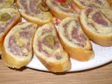 Ricetta Rotolini di focaccia farciti con salsiccia, formaggio piccante e olive verdi
