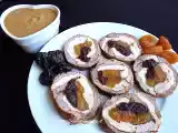 Ricetta Rollè di vitello e pollo con albicocche e prugne secche