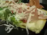 Ricetta Pizza parigina (prosciutto crudo, rucola e scaglie di parmigiano), czyli pizza po parysku